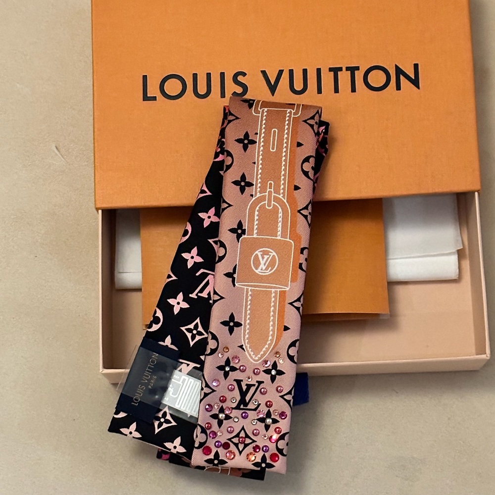 New Authentic Louis Vuitton Crystal Twilly